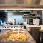 Vista de una cocina con ingredientes frescos y utensilios de cocina