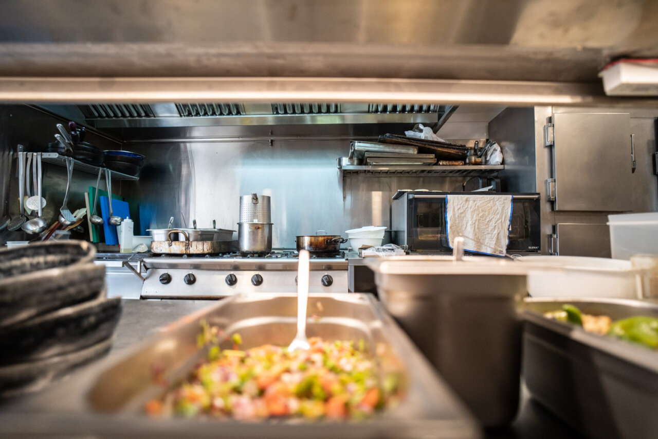 Vista de una cocina con ingredientes frescos y utensilios de cocina