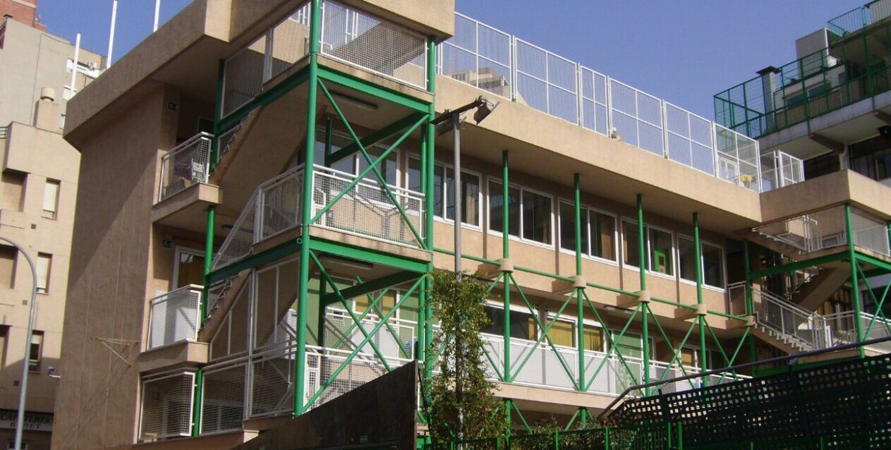 Edificio del Colegio Luis Vives en Baleares con estructura moderna