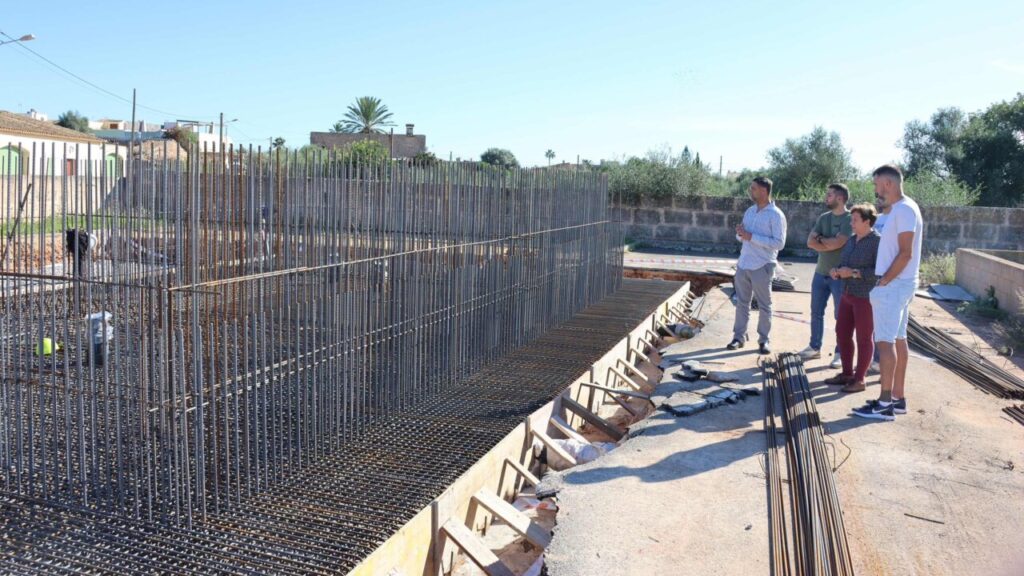 Obras del nuevo depósito de agua en Es Llombards con trabajadores supervisando
