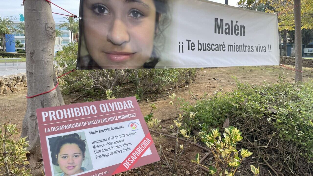 Carteles en homenaje a Malén Ortíz en un evento público.