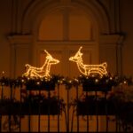 Decoración navideña en un balcón con luces y renos
