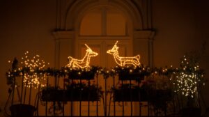 Decoración navideña en un balcón con luces y renos