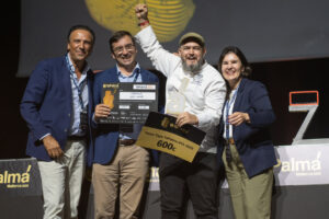 El chef Kike Erazo celebra el premio TaPalma de Oro 2025 con su equipo.