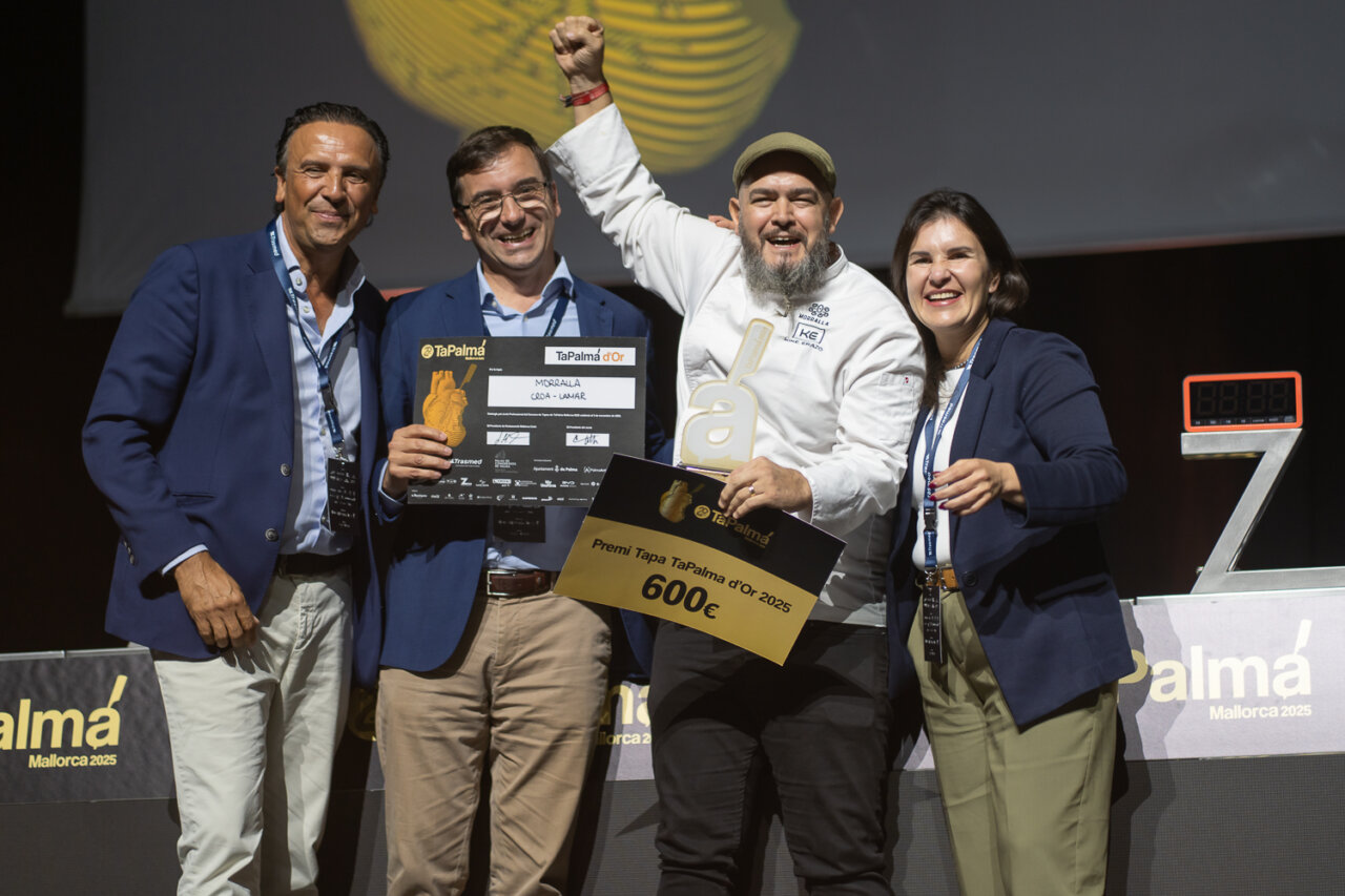 El chef Kike Erazo celebra el premio TaPalma de Oro 2025 con su equipo.