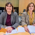Antònia Maria Estarellas y Susana Pérez en reunión oficial con documentos.