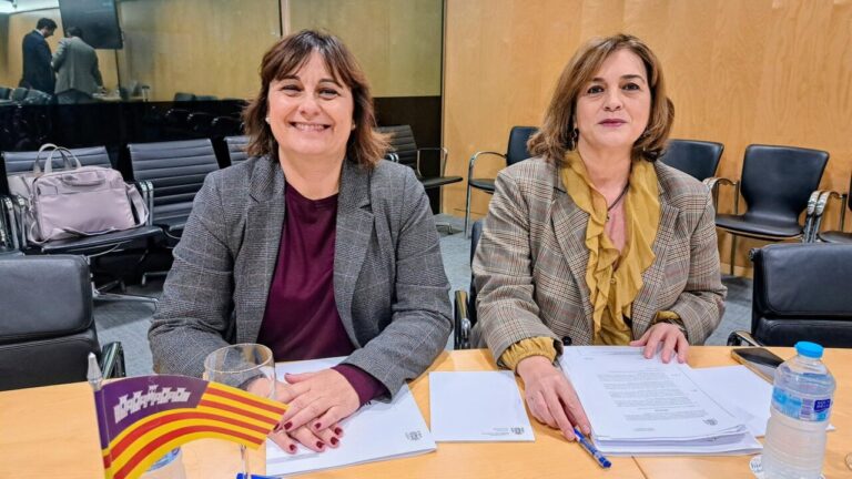 Antònia Maria Estarellas y Susana Pérez en reunión oficial con documentos.