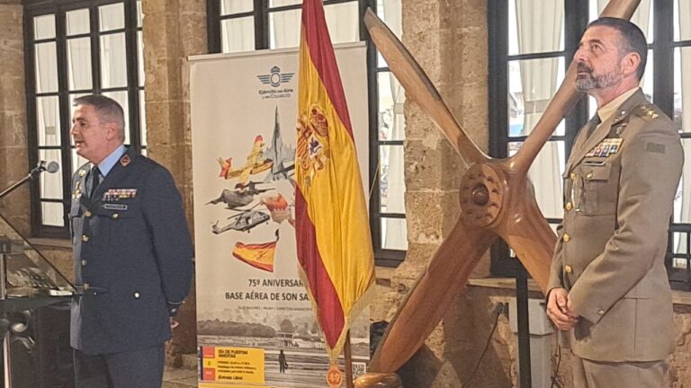 Coronel Carlos De Montemayor hablando en la inauguración de la exposición