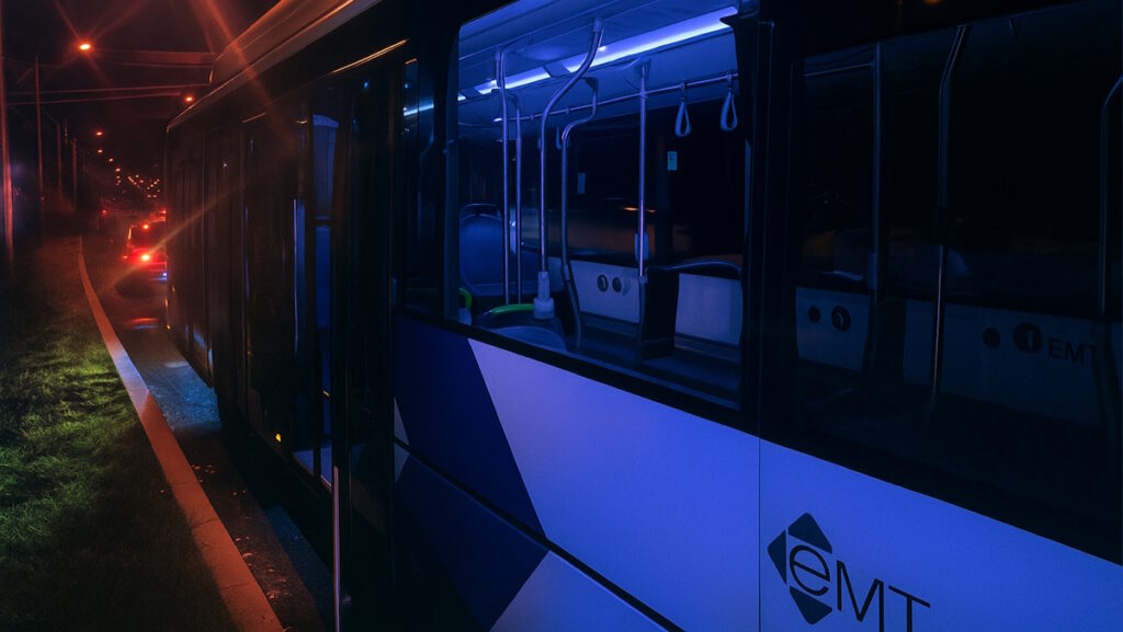 Cuatro menores apedrean un bus de la EMT desde un puente de la autopista de Llucmajor