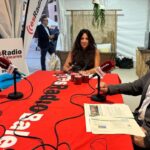 Dos personas discutiendo sobre cultivos y energía solar en un evento