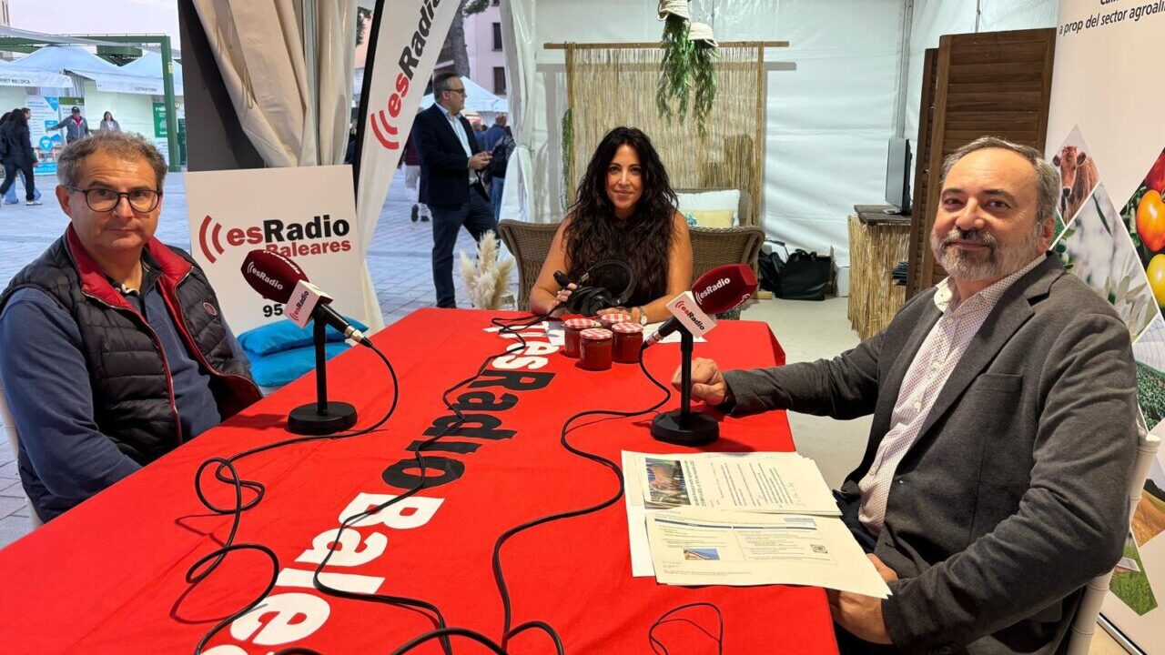 Dos personas discutiendo sobre cultivos y energía solar en un evento