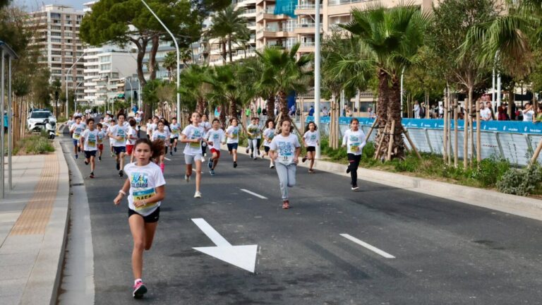 Niños corriendo en la primera Cursa Solidària en Palma