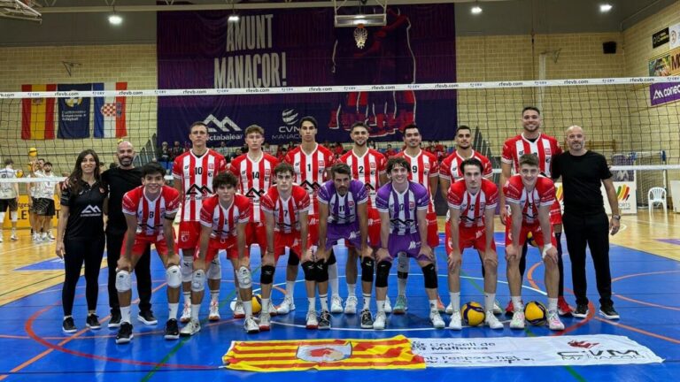 Equipo de voleibol CV Manacor posando en su debut europeo
