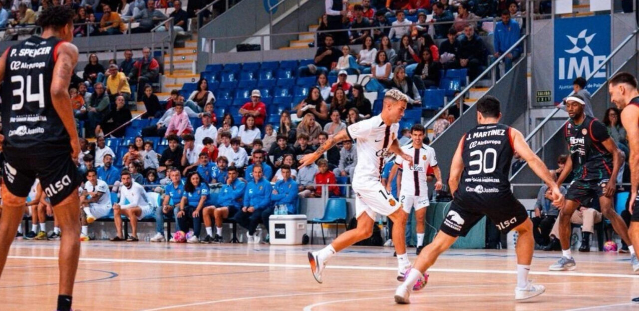 Jugadores de f&uacute;tbol y baloncesto en evento deportivo en Mallorca