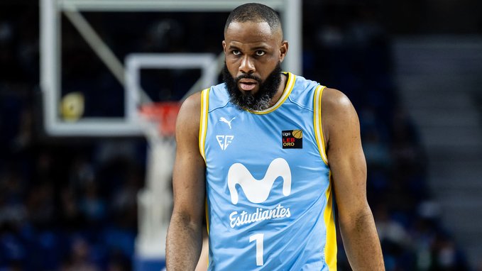 Danny Agbelese en acción con el equipo Estudiantes de baloncesto