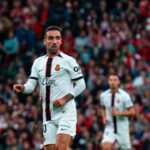 Jugador del RCD Mallorca en el estadio de San Mamés durante un partido