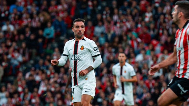 Jugador del RCD Mallorca en el estadio de San Mamés durante un partido