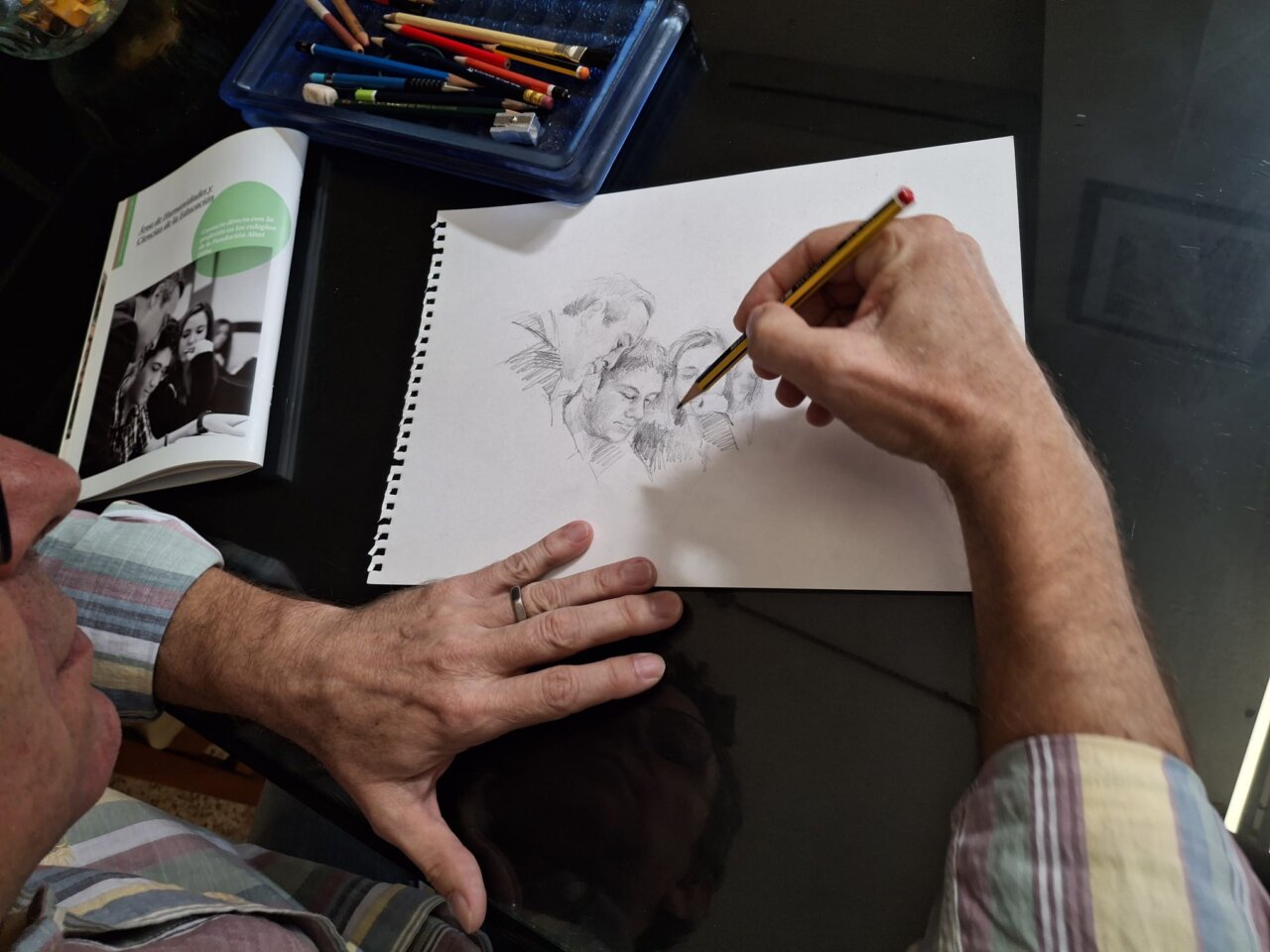 David Santos dibujando en su estudio con lápiz y papel.