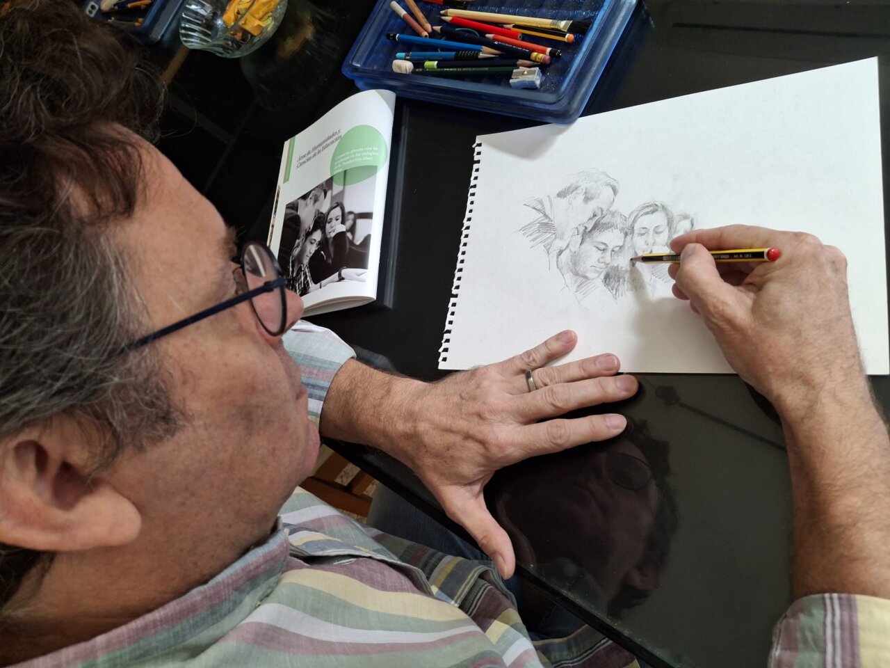 David Santos dibujando en su estudio con lápiz y papel