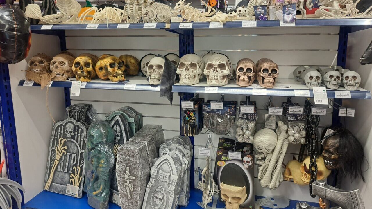 Estantes con decoraciones de Halloween como calaveras y esqueletos