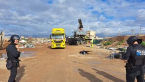 Operativo policial en Son Banya con camiones y agentes