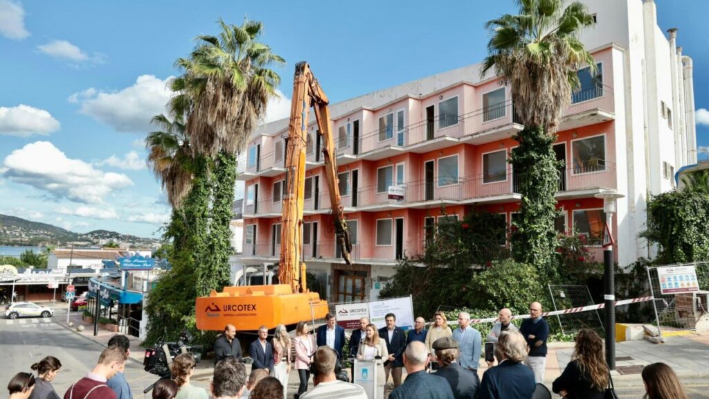 Demolición de hoteles en Calvià con maquinaria pesada y público presente