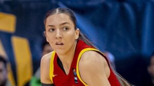 Helena Pueyo en acción durante un partido de baloncesto