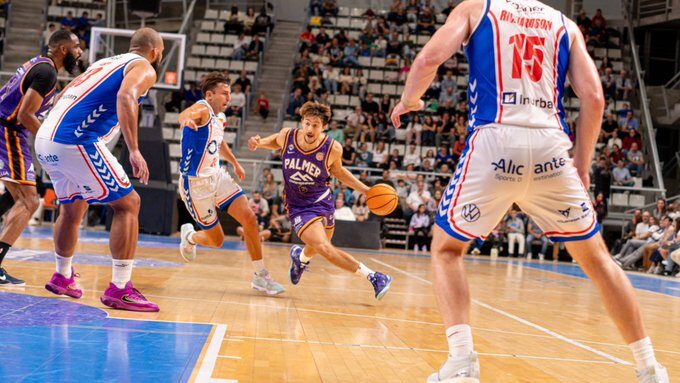 Jugadores del Palmer Basket en un partido contra HLA Alicante