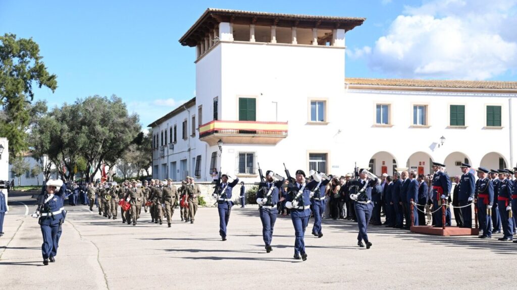 Desfile militar en la base aérea de Son Sant Joan con soldados y público presente