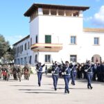 Desfile militar en la base aérea de Son Sant Joan con soldados y público presente