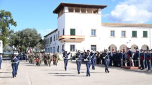 Desfile militar en la base aérea de Son Sant Joan con soldados y público presente