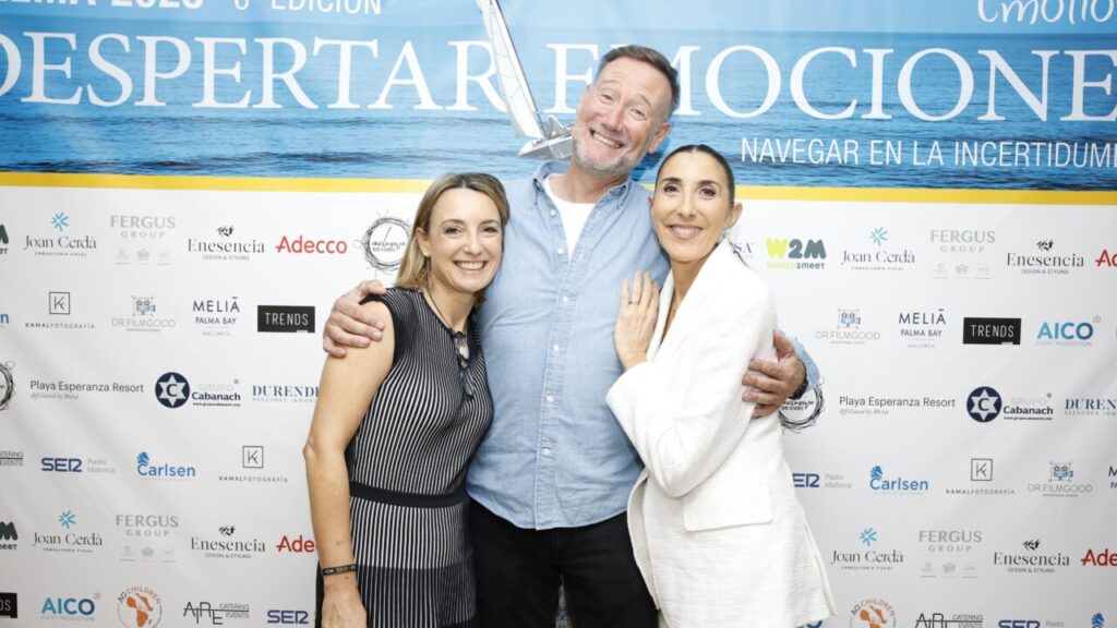 Tres ponentes sonrientes en el evento Despertar Emociones en Palma.