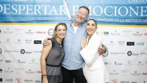 Tres ponentes sonrientes en el evento Despertar Emociones en Palma.