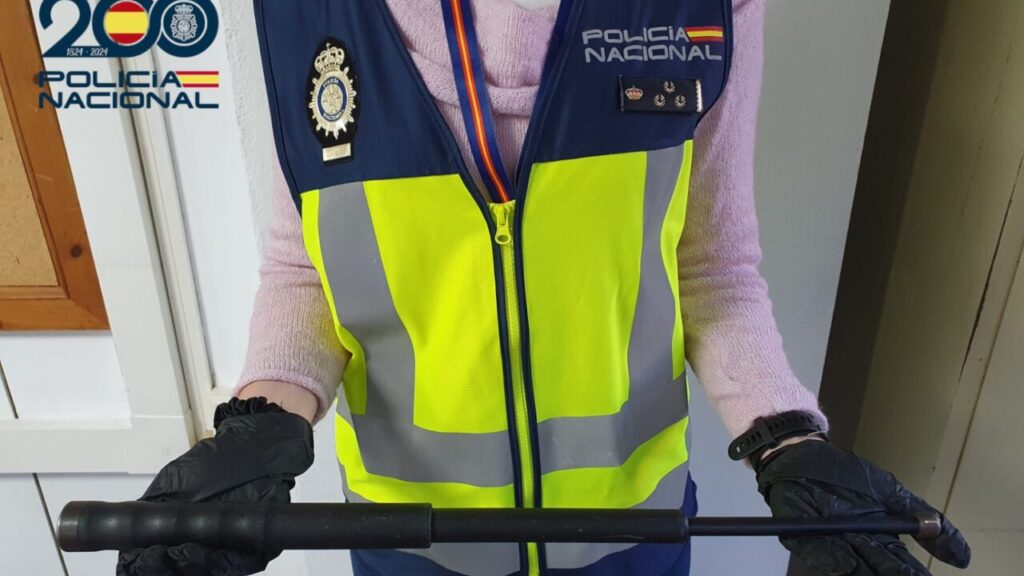 Policía Nacional mostrando un bastón extensible en una intervención.