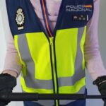 Policía Nacional mostrando un bastón extensible en una intervención.