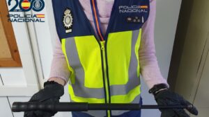 Polic&iacute;a Nacional mostrando un bast&oacute;n extensible en una intervenci&oacute;n.