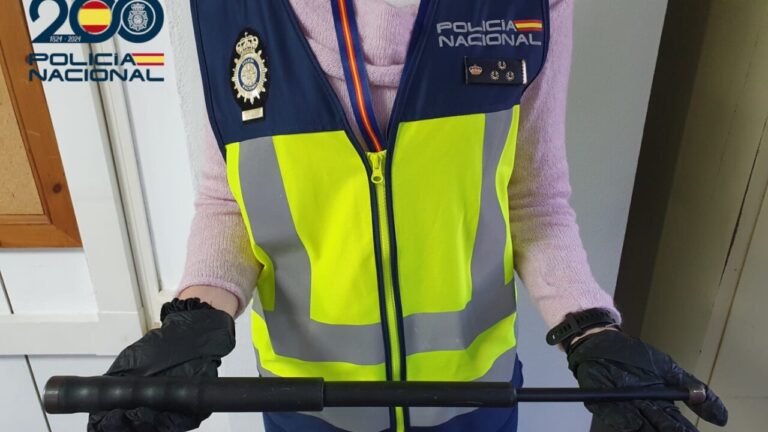 Policía Nacional mostrando un bastón extensible en una intervención.