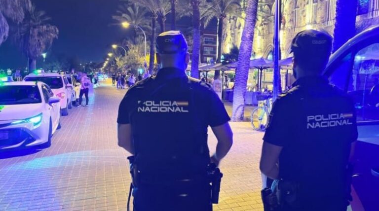 Agentes de la Policía Nacional en una escena nocturna de intervención