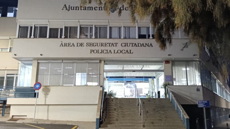 Edificio de la Policía Local en Palma de Mallorca por la noche.