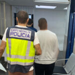 Agentes de policía deteniendo a un sospechoso en una comisaría