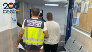 Agentes de policía deteniendo a un sospechoso en una comisaría