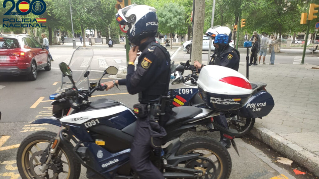 Empezó pidiéndole un cigarro y acabó detenido tras robarle 6.000 euros y el móvil