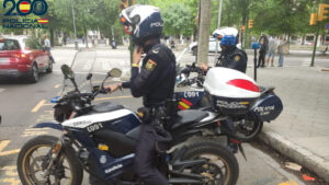 Empezó pidiéndole un cigarro y acabó detenido tras robarle 6.000 euros y el móvil