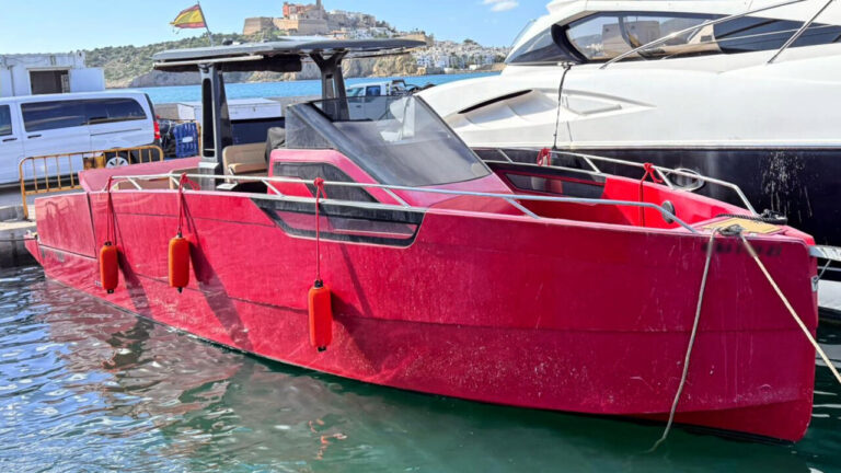Detienen a los tripulantes de la narcolancha que quedó varada en Ibiza con 523 kilos de cocaína