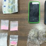 Objetos confiscados por la policía, incluyendo drogas y dinero.