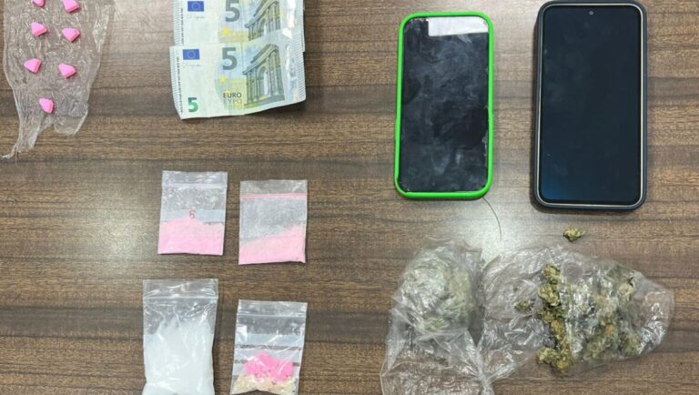 Objetos confiscados por la policía, incluyendo drogas y dinero.