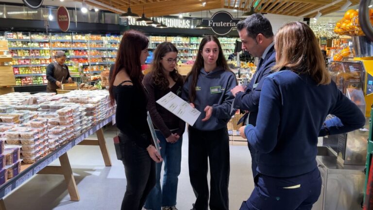 Estudiantes de nutrición explicando mitos alimentarios en un supermercado