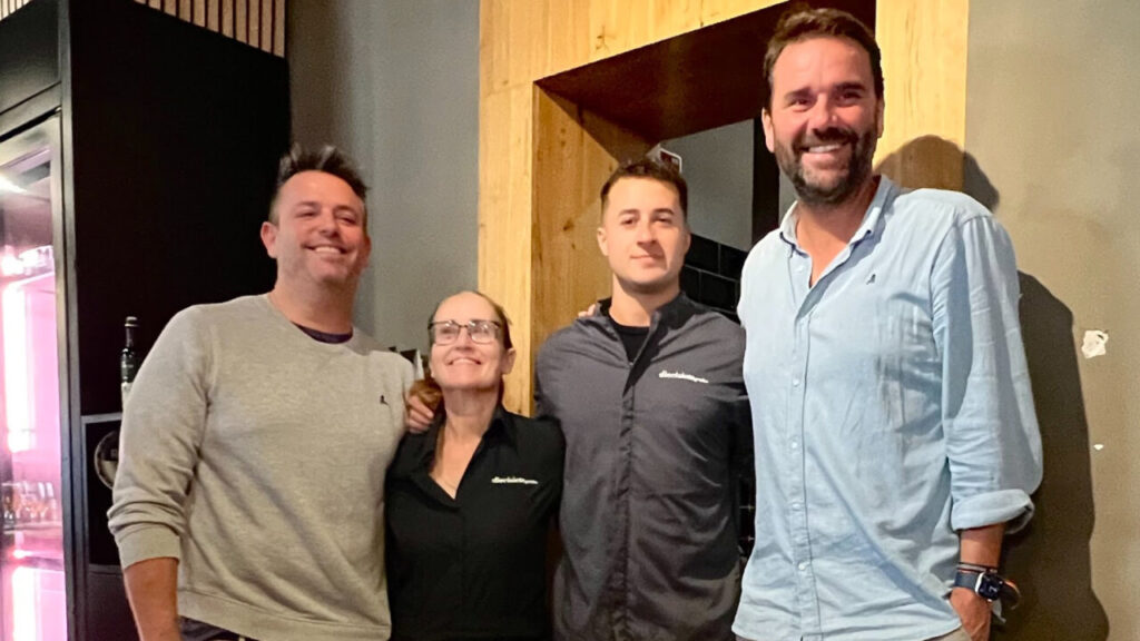 Grupo de personas en la inauguración de Diecisiete Grados en Mallorca