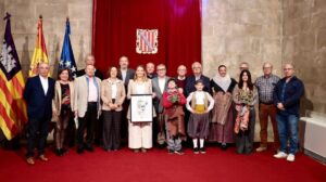 Grupo de personas en la celebración del Dijous Bo en Inca