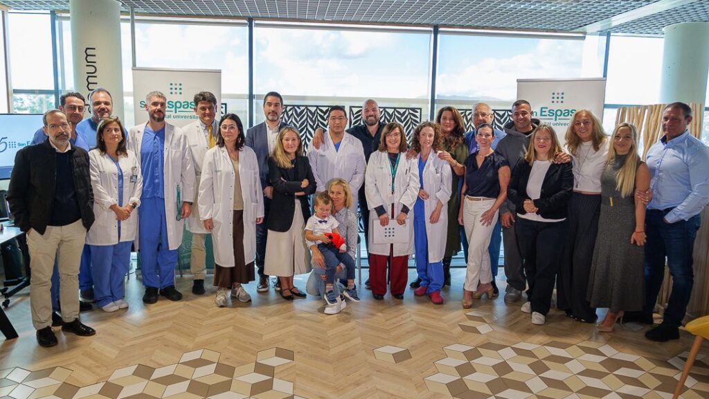 Grupo de personas en la presentación de un equipo ECMO en Son Espases